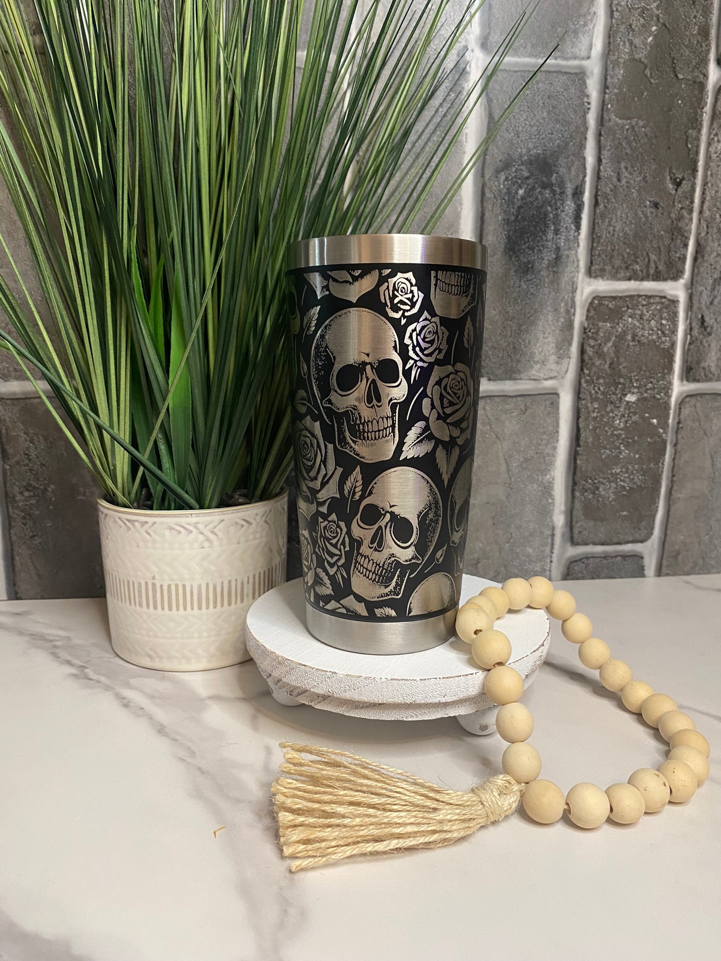 20 oz Etched Skulls and Roses Tumbler