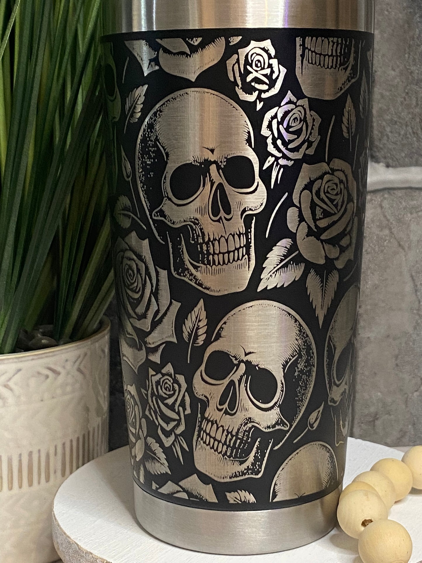 20 oz Etched Skulls and Roses Tumbler